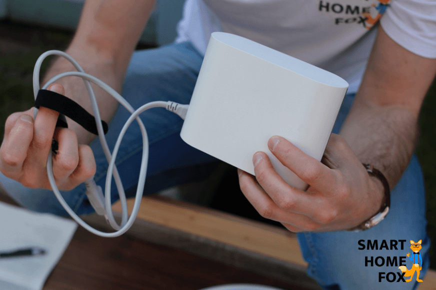 Вид крупным планом на заднюю сторону зарядной станции Roborock S7.